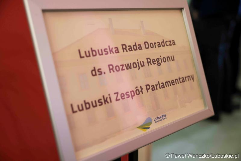 Lubuska Rada Doradcza ds. Rozwoju Regionu w zrewitalizowanym Barokowym Dworze w Zielonej Górze-Ochli. Spotkanie zorganizowano z inicjatywy marszałka Marcina Jabłońskiego