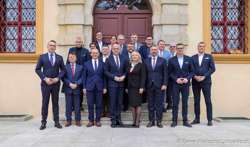 Uczestnicy obrad Lubuskiej Rady Doradczej ds. Rozwoju Regionu w zrewitalizowanym Barokowym Dworze w Zielonej Górze-Ochli. Spotkanie zorganizowano z inicjatywy marszałka Marcina Jabłońskiego