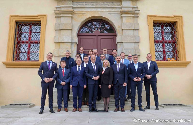 Uczestnicy obrad Lubuskiej Rady Doradczej ds. Rozwoju Regionu w zrewitalizowanym Barokowym Dworze w Zielonej Górze-Ochli. Spotkanie zorganizowano z inicjatywy marszałka Marcina Jabłońskiego