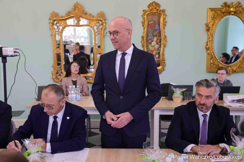 Uczestnicy obrad Lubuskiej Rady Doradczej ds. Rozwoju Regionu w zrewitalizowanym Barokowym Dworze w Zielonej Górze-Ochli. Spotkanie zorganizowano z inicjatywy marszałka Marcina Jabłońskiego