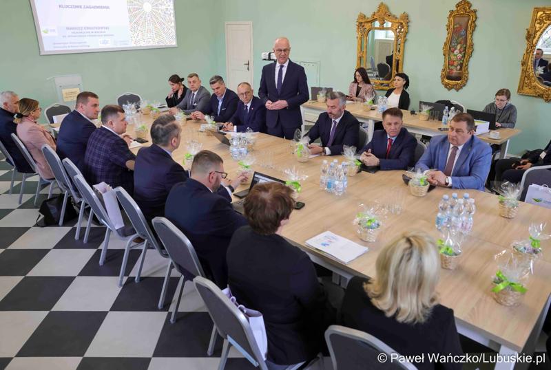 Uczestnicy obrad Lubuskiej Rady Doradczej ds. Rozwoju Regionu w zrewitalizowanym Barokowym Dworze w Zielonej Górze-Ochli. Spotkanie zorganizowano z inicjatywy marszałka Marcina Jabłońskiego