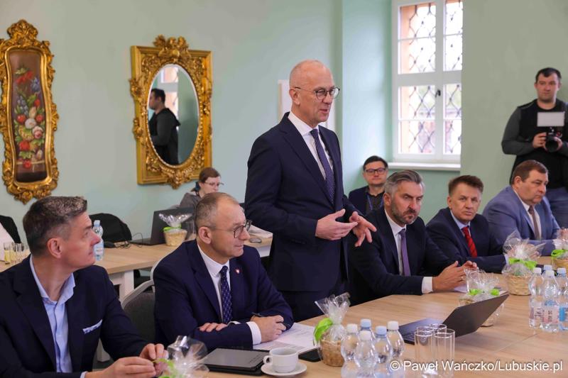 Uczestnicy obrad Lubuskiej Rady Doradczej ds. Rozwoju Regionu w zrewitalizowanym Barokowym Dworze w Zielonej Górze-Ochli. Spotkanie zorganizowano z inicjatywy marszałka Marcina Jabłońskiego