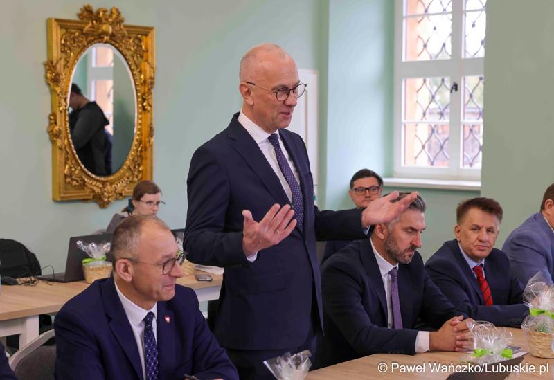 Uczestnicy obrad Lubuskiej Rady Doradczej ds. Rozwoju Regionu w zrewitalizowanym Barokowym Dworze w Zielonej Górze-Ochli. Spotkanie zorganizowano z inicjatywy marszałka Marcina Jabłońskiego