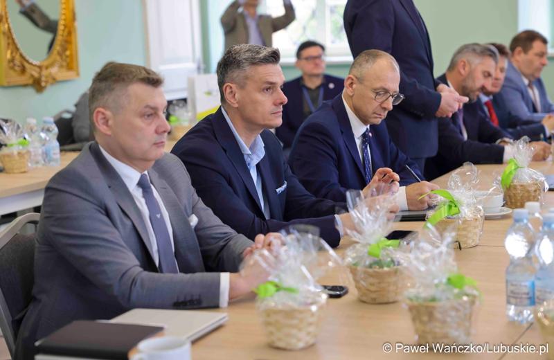 Uczestnicy obrad Lubuskiej Rady Doradczej ds. Rozwoju Regionu w zrewitalizowanym Barokowym Dworze w Zielonej Górze-Ochli. Spotkanie zorganizowano z inicjatywy marszałka Marcina Jabłońskiego