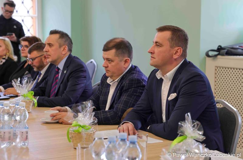 Uczestnicy obrad Lubuskiej Rady Doradczej ds. Rozwoju Regionu w zrewitalizowanym Barokowym Dworze w Zielonej Górze-Ochli. Spotkanie zorganizowano z inicjatywy marszałka Marcina Jabłońskiego