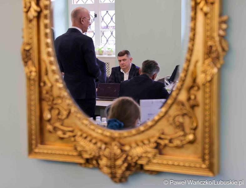Uczestnicy obrad Lubuskiej Rady Doradczej ds. Rozwoju Regionu w zrewitalizowanym Barokowym Dworze w Zielonej Górze-Ochli. Spotkanie zorganizowano z inicjatywy marszałka Marcina Jabłońskiego