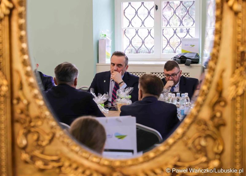Uczestnicy obrad Lubuskiej Rady Doradczej ds. Rozwoju Regionu w zrewitalizowanym Barokowym Dworze w Zielonej Górze-Ochli. Spotkanie zorganizowano z inicjatywy marszałka Marcina Jabłońskiego