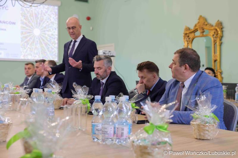 Uczestnicy obrad Lubuskiej Rady Doradczej ds. Rozwoju Regionu w zrewitalizowanym Barokowym Dworze w Zielonej Górze-Ochli. Spotkanie zorganizowano z inicjatywy marszałka Marcina Jabłońskiego