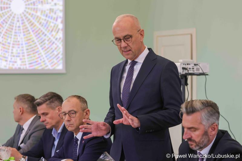 Uczestnicy obrad Lubuskiej Rady Doradczej ds. Rozwoju Regionu w zrewitalizowanym Barokowym Dworze w Zielonej Górze-Ochli. Spotkanie zorganizowano z inicjatywy marszałka Marcina Jabłońskiego