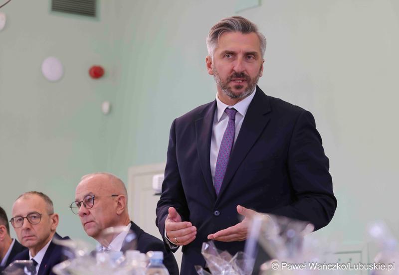 Uczestnicy obrad Lubuskiej Rady Doradczej ds. Rozwoju Regionu w zrewitalizowanym Barokowym Dworze w Zielonej Górze-Ochli. Spotkanie zorganizowano z inicjatywy marszałka Marcina Jabłońskiego