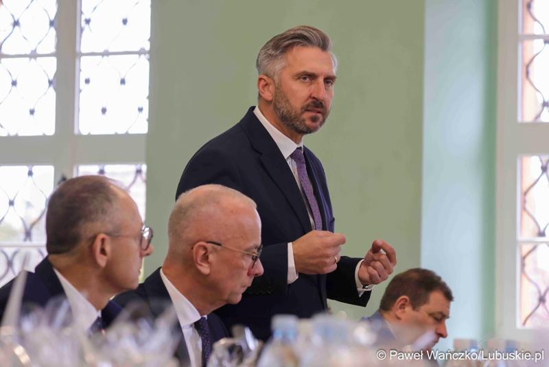 Uczestnicy obrad Lubuskiej Rady Doradczej ds. Rozwoju Regionu w zrewitalizowanym Barokowym Dworze w Zielonej Górze-Ochli. Spotkanie zorganizowano z inicjatywy marszałka Marcina Jabłońskiego