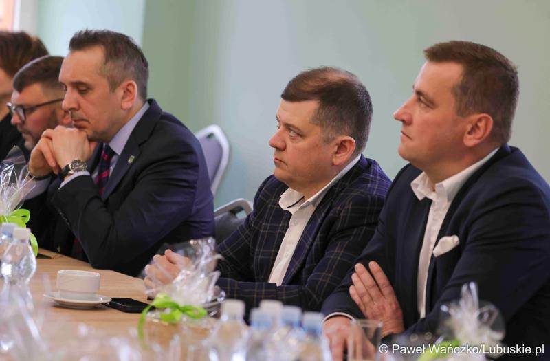 Uczestnicy obrad Lubuskiej Rady Doradczej ds. Rozwoju Regionu w zrewitalizowanym Barokowym Dworze w Zielonej Górze-Ochli. Spotkanie zorganizowano z inicjatywy marszałka Marcina Jabłońskiego