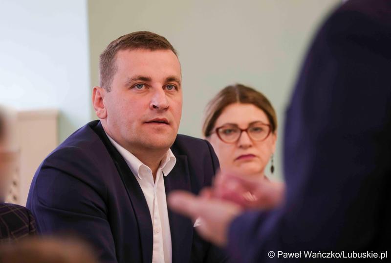 Uczestnicy obrad Lubuskiej Rady Doradczej ds. Rozwoju Regionu w zrewitalizowanym Barokowym Dworze w Zielonej Górze-Ochli. Spotkanie zorganizowano z inicjatywy marszałka Marcina Jabłońskiego