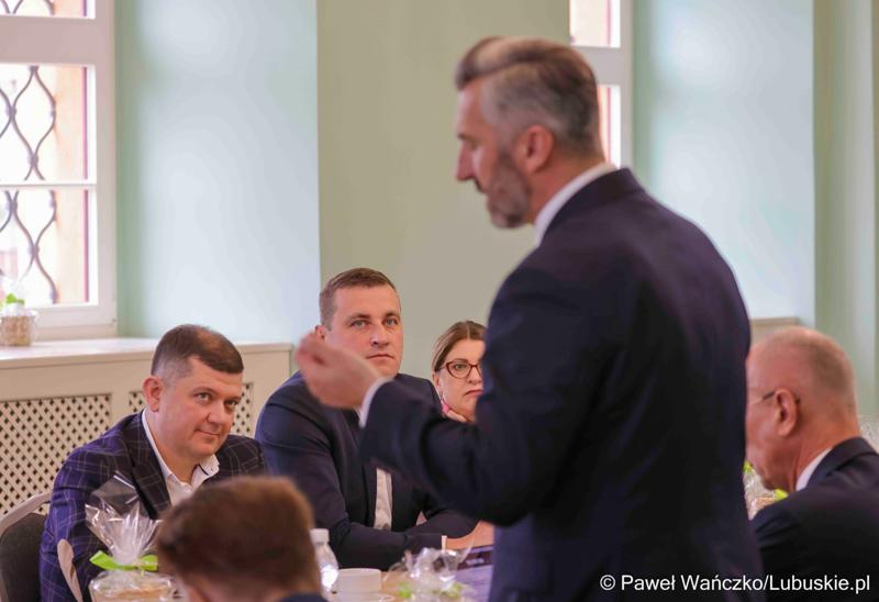 Uczestnicy obrad Lubuskiej Rady Doradczej ds. Rozwoju Regionu w zrewitalizowanym Barokowym Dworze w Zielonej Górze-Ochli. Spotkanie zorganizowano z inicjatywy marszałka Marcina Jabłońskiego