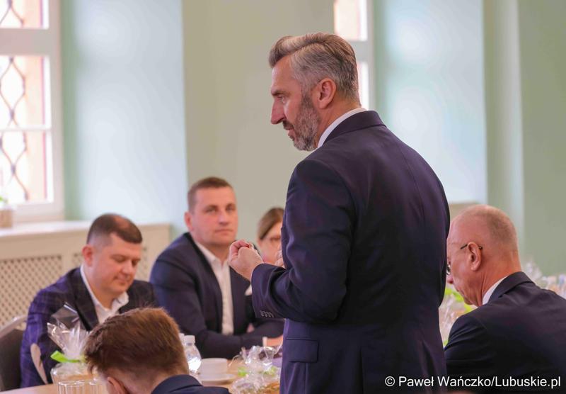 Uczestnicy obrad Lubuskiej Rady Doradczej ds. Rozwoju Regionu w zrewitalizowanym Barokowym Dworze w Zielonej Górze-Ochli. Spotkanie zorganizowano z inicjatywy marszałka Marcina Jabłońskiego