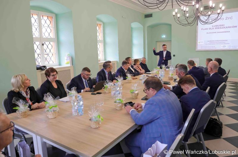 Uczestnicy obrad Lubuskiej Rady Doradczej ds. Rozwoju Regionu w zrewitalizowanym Barokowym Dworze w Zielonej Górze-Ochli. Spotkanie zorganizowano z inicjatywy marszałka Marcina Jabłońskiego