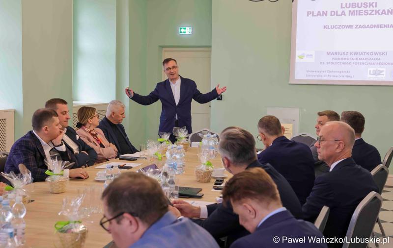 Uczestnicy obrad Lubuskiej Rady Doradczej ds. Rozwoju Regionu w zrewitalizowanym Barokowym Dworze w Zielonej Górze-Ochli. Spotkanie zorganizowano z inicjatywy marszałka Marcina Jabłońskiego
