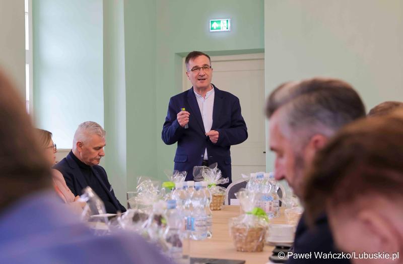 Uczestnicy obrad Lubuskiej Rady Doradczej ds. Rozwoju Regionu w zrewitalizowanym Barokowym Dworze w Zielonej Górze-Ochli. Spotkanie zorganizowano z inicjatywy marszałka Marcina Jabłońskiego