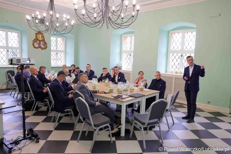 Uczestnicy obrad Lubuskiej Rady Doradczej ds. Rozwoju Regionu w zrewitalizowanym Barokowym Dworze w Zielonej Górze-Ochli. Spotkanie zorganizowano z inicjatywy marszałka Marcina Jabłońskiego