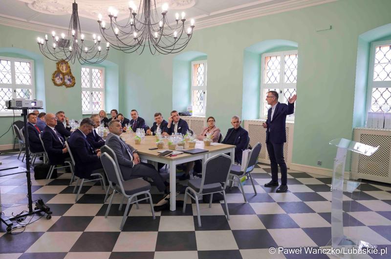Uczestnicy obrad Lubuskiej Rady Doradczej ds. Rozwoju Regionu w zrewitalizowanym Barokowym Dworze w Zielonej Górze-Ochli. Spotkanie zorganizowano z inicjatywy marszałka Marcina Jabłońskiego