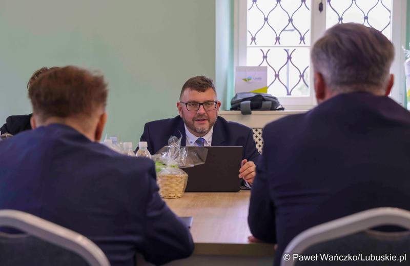 Uczestnicy obrad Lubuskiej Rady Doradczej ds. Rozwoju Regionu w zrewitalizowanym Barokowym Dworze w Zielonej Górze-Ochli. Spotkanie zorganizowano z inicjatywy marszałka Marcina Jabłońskiego