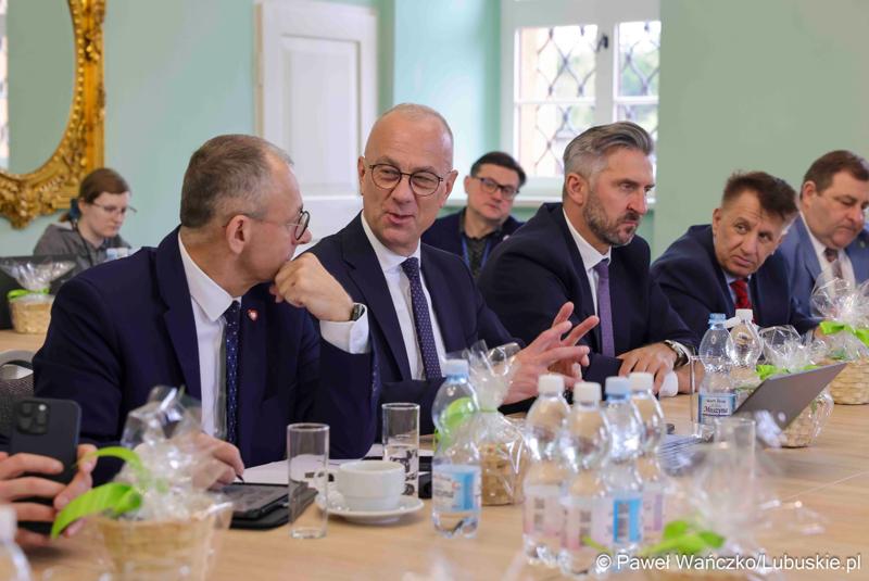 Uczestnicy obrad Lubuskiej Rady Doradczej ds. Rozwoju Regionu w zrewitalizowanym Barokowym Dworze w Zielonej Górze-Ochli. Spotkanie zorganizowano z inicjatywy marszałka Marcina Jabłońskiego