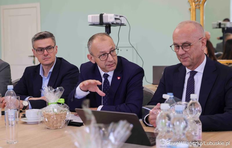 Uczestnicy obrad Lubuskiej Rady Doradczej ds. Rozwoju Regionu w zrewitalizowanym Barokowym Dworze w Zielonej Górze-Ochli. Spotkanie zorganizowano z inicjatywy marszałka Marcina Jabłońskiego