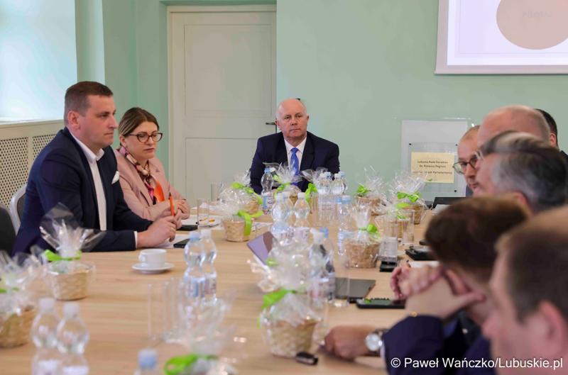 Uczestnicy obrad Lubuskiej Rady Doradczej ds. Rozwoju Regionu w zrewitalizowanym Barokowym Dworze w Zielonej Górze-Ochli. Spotkanie zorganizowano z inicjatywy marszałka Marcina Jabłońskiego