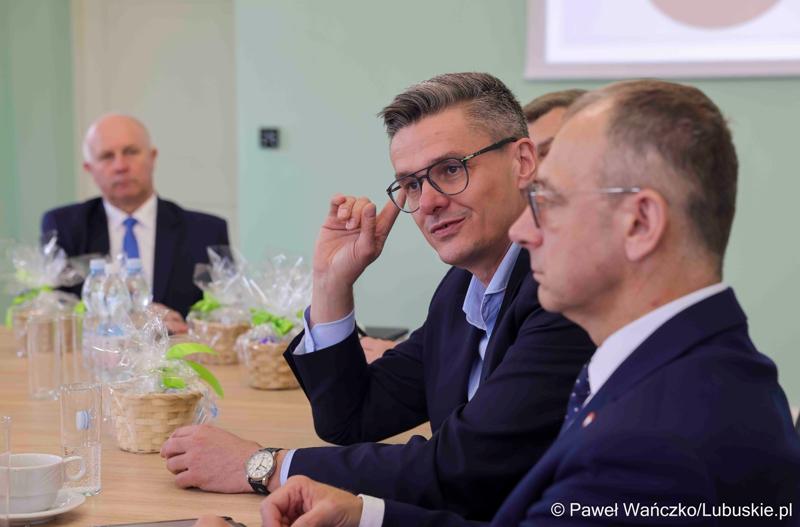 Uczestnicy obrad Lubuskiej Rady Doradczej ds. Rozwoju Regionu w zrewitalizowanym Barokowym Dworze w Zielonej Górze-Ochli. Spotkanie zorganizowano z inicjatywy marszałka Marcina Jabłońskiego
