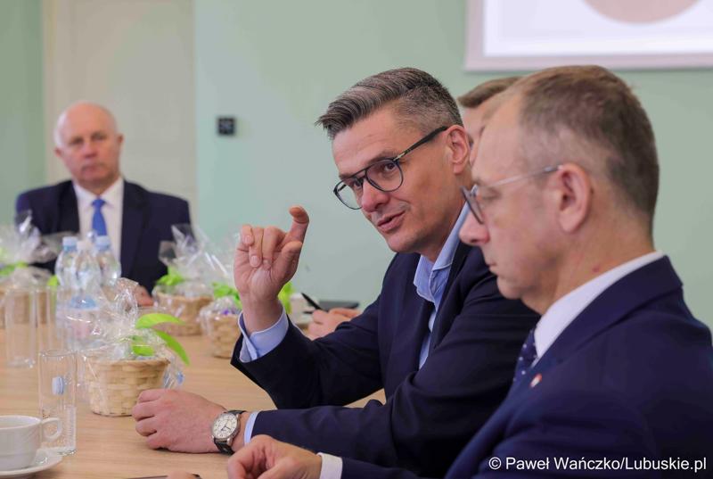 Uczestnicy obrad Lubuskiej Rady Doradczej ds. Rozwoju Regionu w zrewitalizowanym Barokowym Dworze w Zielonej Górze-Ochli. Spotkanie zorganizowano z inicjatywy marszałka Marcina Jabłońskiego