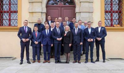 Uczestnicy obrad Lubuskiej Rady Doradczej ds. Rozwoju Regionu w zrewitalizowanym Barokowym Dworze w Zielonej Górze-Ochli. Spotkanie zorganizowano z inicjatywy marszałka Marcina Jabłońskiego 