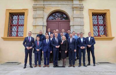 Uczestnicy obrad Lubuskiej Rady Doradczej ds. Rozwoju Regionu w zrewitalizowanym Barokowym Dworze w Zielonej Górze-Ochli. Spotkanie zorganizowano z inicjatywy marszałka Marcina Jabłońskiego 