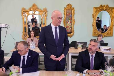 Uczestnicy obrad Lubuskiej Rady Doradczej ds. Rozwoju Regionu w zrewitalizowanym Barokowym Dworze w Zielonej Górze-Ochli. Spotkanie zorganizowano z inicjatywy marszałka Marcina Jabłońskiego 