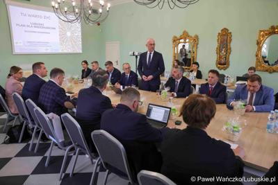 Uczestnicy obrad Lubuskiej Rady Doradczej ds. Rozwoju Regionu w zrewitalizowanym Barokowym Dworze w Zielonej Górze-Ochli. Spotkanie zorganizowano z inicjatywy marszałka Marcina Jabłońskiego 