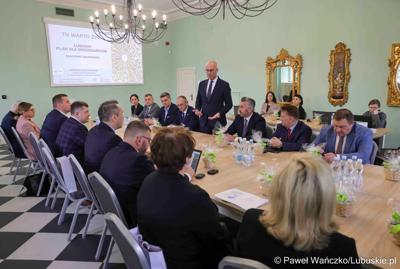 Uczestnicy obrad Lubuskiej Rady Doradczej ds. Rozwoju Regionu w zrewitalizowanym Barokowym Dworze w Zielonej Górze-Ochli. Spotkanie zorganizowano z inicjatywy marszałka Marcina Jabłońskiego 