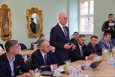 Uczestnicy obrad Lubuskiej Rady Doradczej ds. Rozwoju Regionu w zrewitalizowanym Barokowym Dworze w Zielonej Górze-Ochli. Spotkanie zorganizowano z inicjatywy marszałka Marcina Jabłońskiego 