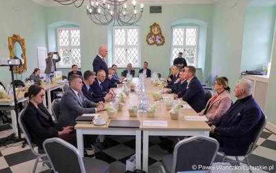 Uczestnicy obrad Lubuskiej Rady Doradczej ds. Rozwoju Regionu w zrewitalizowanym Barokowym Dworze w Zielonej Górze-Ochli. Spotkanie zorganizowano z inicjatywy marszałka Marcina Jabłońskiego 