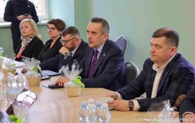 Uczestnicy obrad Lubuskiej Rady Doradczej ds. Rozwoju Regionu w zrewitalizowanym Barokowym Dworze w Zielonej Górze-Ochli. Spotkanie zorganizowano z inicjatywy marszałka Marcina Jabłońskiego 