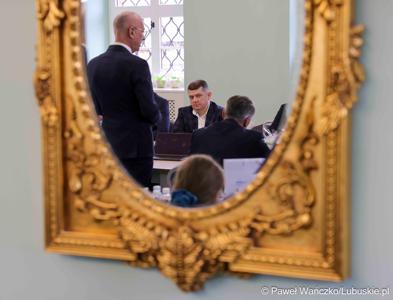 Uczestnicy obrad Lubuskiej Rady Doradczej ds. Rozwoju Regionu w zrewitalizowanym Barokowym Dworze w Zielonej Górze-Ochli. Spotkanie zorganizowano z inicjatywy marszałka Marcina Jabłońskiego 