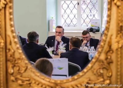 Uczestnicy obrad Lubuskiej Rady Doradczej ds. Rozwoju Regionu w zrewitalizowanym Barokowym Dworze w Zielonej Górze-Ochli. Spotkanie zorganizowano z inicjatywy marszałka Marcina Jabłońskiego 