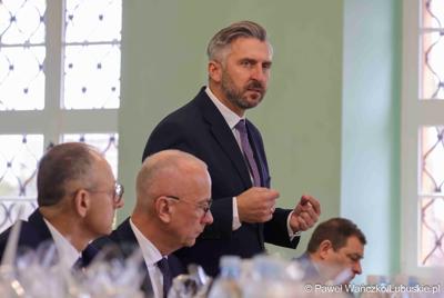 Uczestnicy obrad Lubuskiej Rady Doradczej ds. Rozwoju Regionu w zrewitalizowanym Barokowym Dworze w Zielonej Górze-Ochli. Spotkanie zorganizowano z inicjatywy marszałka Marcina Jabłońskiego 