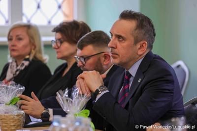 Uczestnicy obrad Lubuskiej Rady Doradczej ds. Rozwoju Regionu w zrewitalizowanym Barokowym Dworze w Zielonej Górze-Ochli. Spotkanie zorganizowano z inicjatywy marszałka Marcina Jabłońskiego 