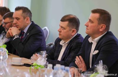 Uczestnicy obrad Lubuskiej Rady Doradczej ds. Rozwoju Regionu w zrewitalizowanym Barokowym Dworze w Zielonej Górze-Ochli. Spotkanie zorganizowano z inicjatywy marszałka Marcina Jabłońskiego 
