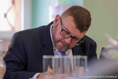 Uczestnicy obrad Lubuskiej Rady Doradczej ds. Rozwoju Regionu w zrewitalizowanym Barokowym Dworze w Zielonej Górze-Ochli. Spotkanie zorganizowano z inicjatywy marszałka Marcina Jabłońskiego 