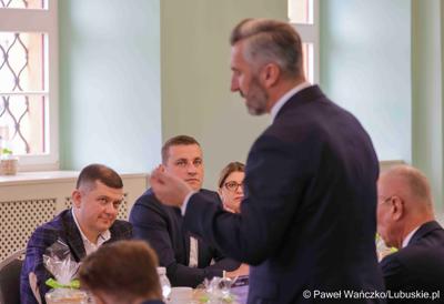 Uczestnicy obrad Lubuskiej Rady Doradczej ds. Rozwoju Regionu w zrewitalizowanym Barokowym Dworze w Zielonej Górze-Ochli. Spotkanie zorganizowano z inicjatywy marszałka Marcina Jabłońskiego 