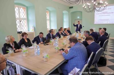 Uczestnicy obrad Lubuskiej Rady Doradczej ds. Rozwoju Regionu w zrewitalizowanym Barokowym Dworze w Zielonej Górze-Ochli. Spotkanie zorganizowano z inicjatywy marszałka Marcina Jabłońskiego 