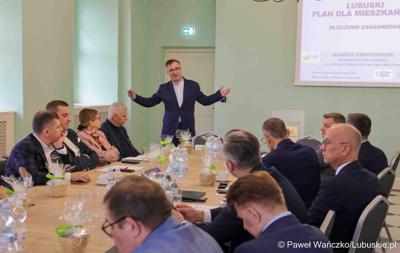 Uczestnicy obrad Lubuskiej Rady Doradczej ds. Rozwoju Regionu w zrewitalizowanym Barokowym Dworze w Zielonej Górze-Ochli. Spotkanie zorganizowano z inicjatywy marszałka Marcina Jabłońskiego 