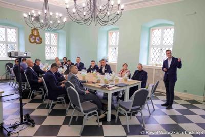 Uczestnicy obrad Lubuskiej Rady Doradczej ds. Rozwoju Regionu w zrewitalizowanym Barokowym Dworze w Zielonej Górze-Ochli. Spotkanie zorganizowano z inicjatywy marszałka Marcina Jabłońskiego 