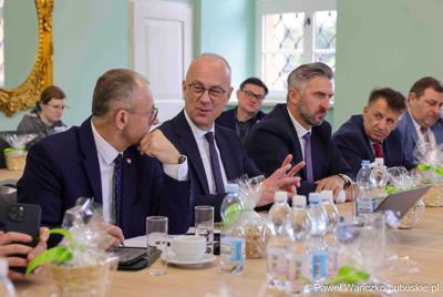 Uczestnicy obrad Lubuskiej Rady Doradczej ds. Rozwoju Regionu w zrewitalizowanym Barokowym Dworze w Zielonej Górze-Ochli. Spotkanie zorganizowano z inicjatywy marszałka Marcina Jabłońskiego 