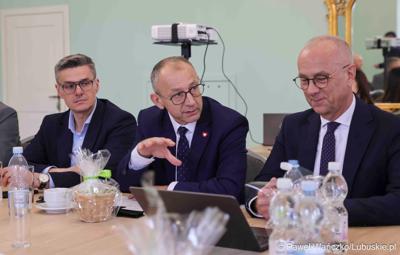 Uczestnicy obrad Lubuskiej Rady Doradczej ds. Rozwoju Regionu w zrewitalizowanym Barokowym Dworze w Zielonej Górze-Ochli. Spotkanie zorganizowano z inicjatywy marszałka Marcina Jabłońskiego 